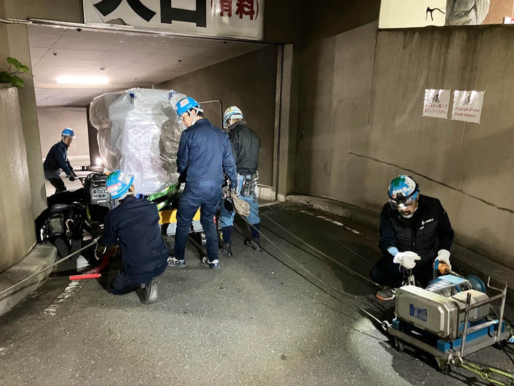 変圧器をスロープ搬入作業