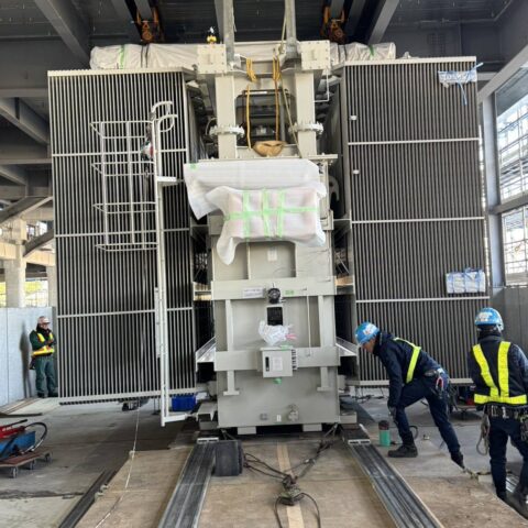 大特コロローラーによる変圧器（47t）横引き