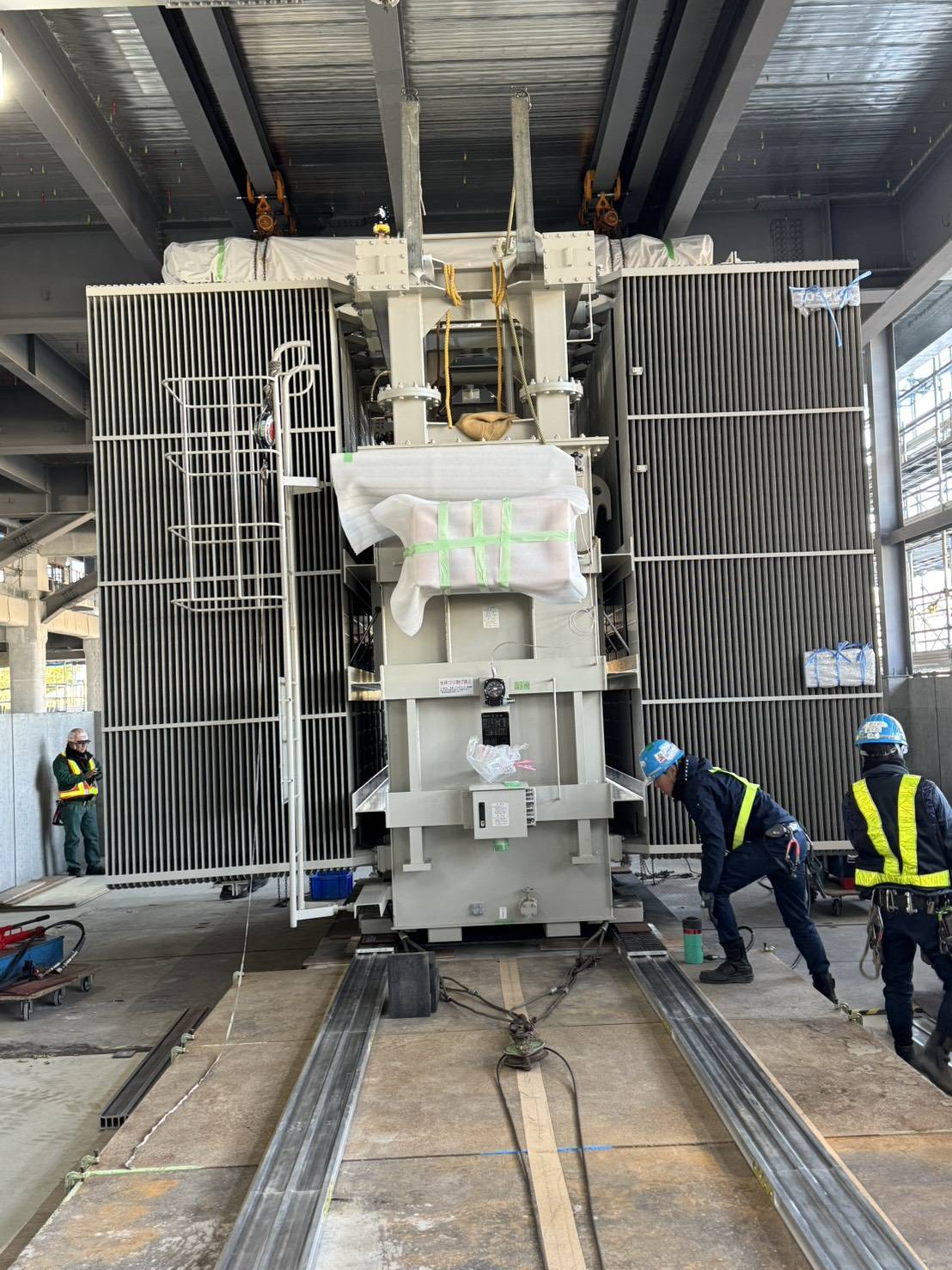 大特コロローラーによる変圧器（47t）横引き