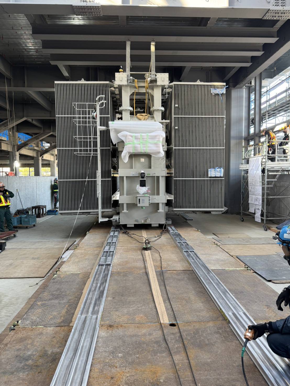 大特コロローラーによる変圧器（47t）横引き