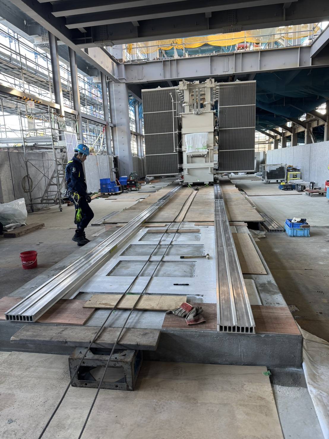 大特コロローラーによる変圧器（47t）横引き