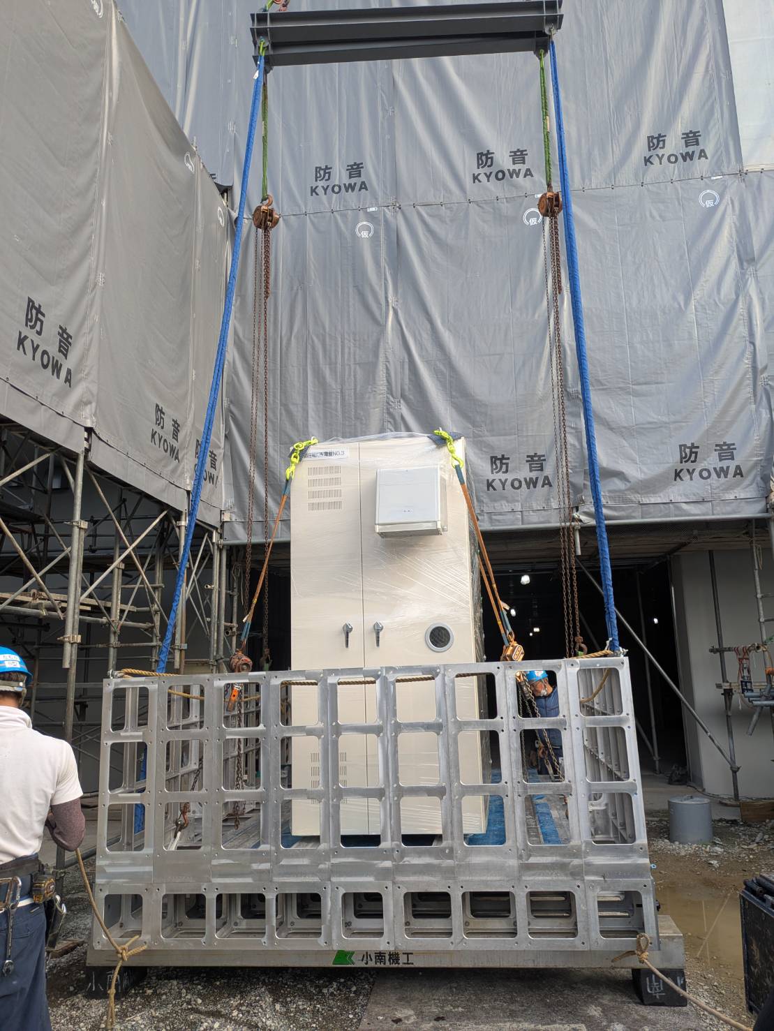 某病院新築工事　大特ストラクチャーによるゴンドラでキュービクル搬入工事