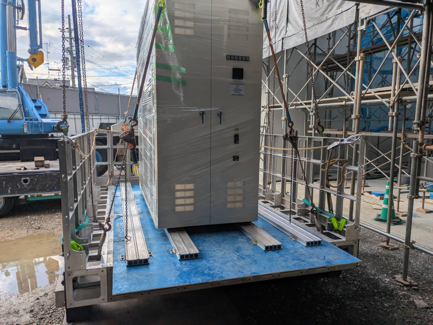 某病院新築工事　大特ストラクチャーによるゴンドラでキュービクル搬入工事