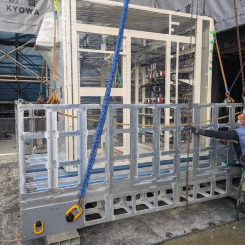 某病院新築工事　大特ストラクチャーによるゴンドラでキュービクル搬入工事