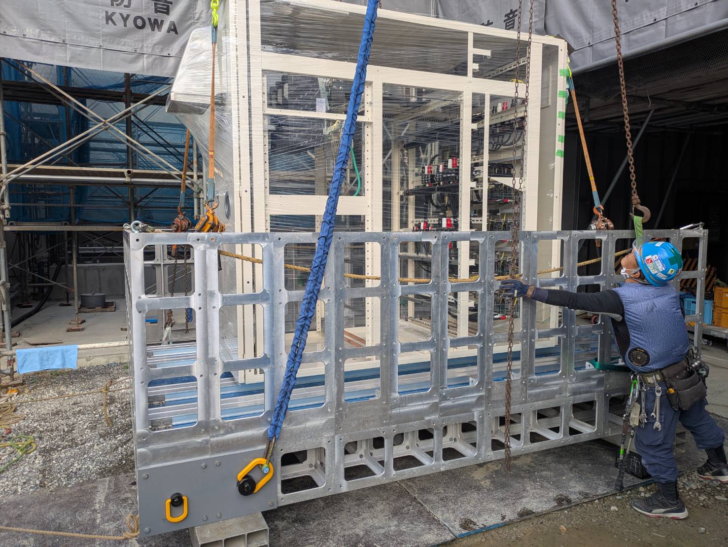 某病院新築工事　大特ストラクチャーによるゴンドラでキュービクル搬入工事