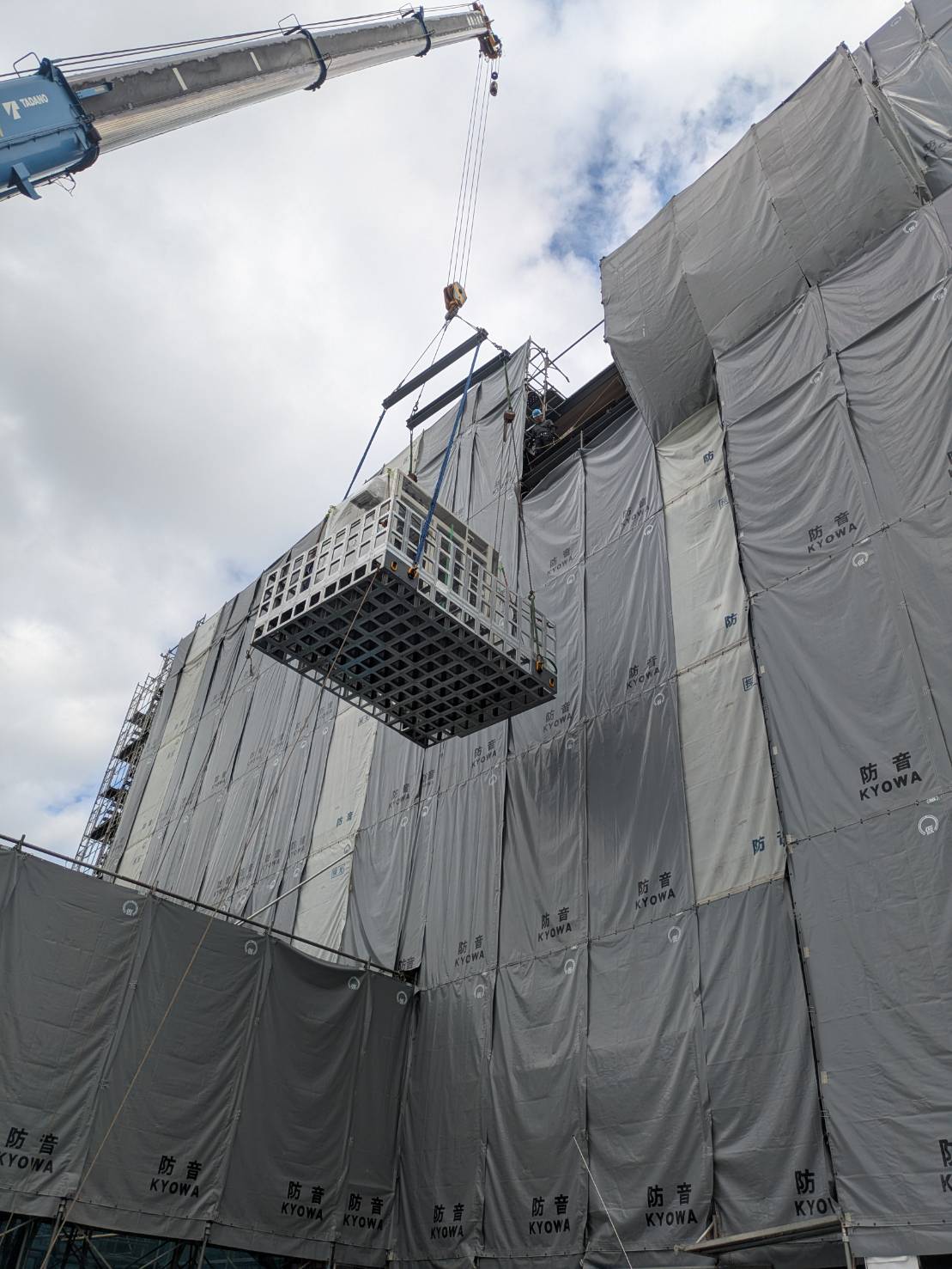 某病院新築工事　大特ストラクチャーによるゴンドラでキュービクル搬入工事