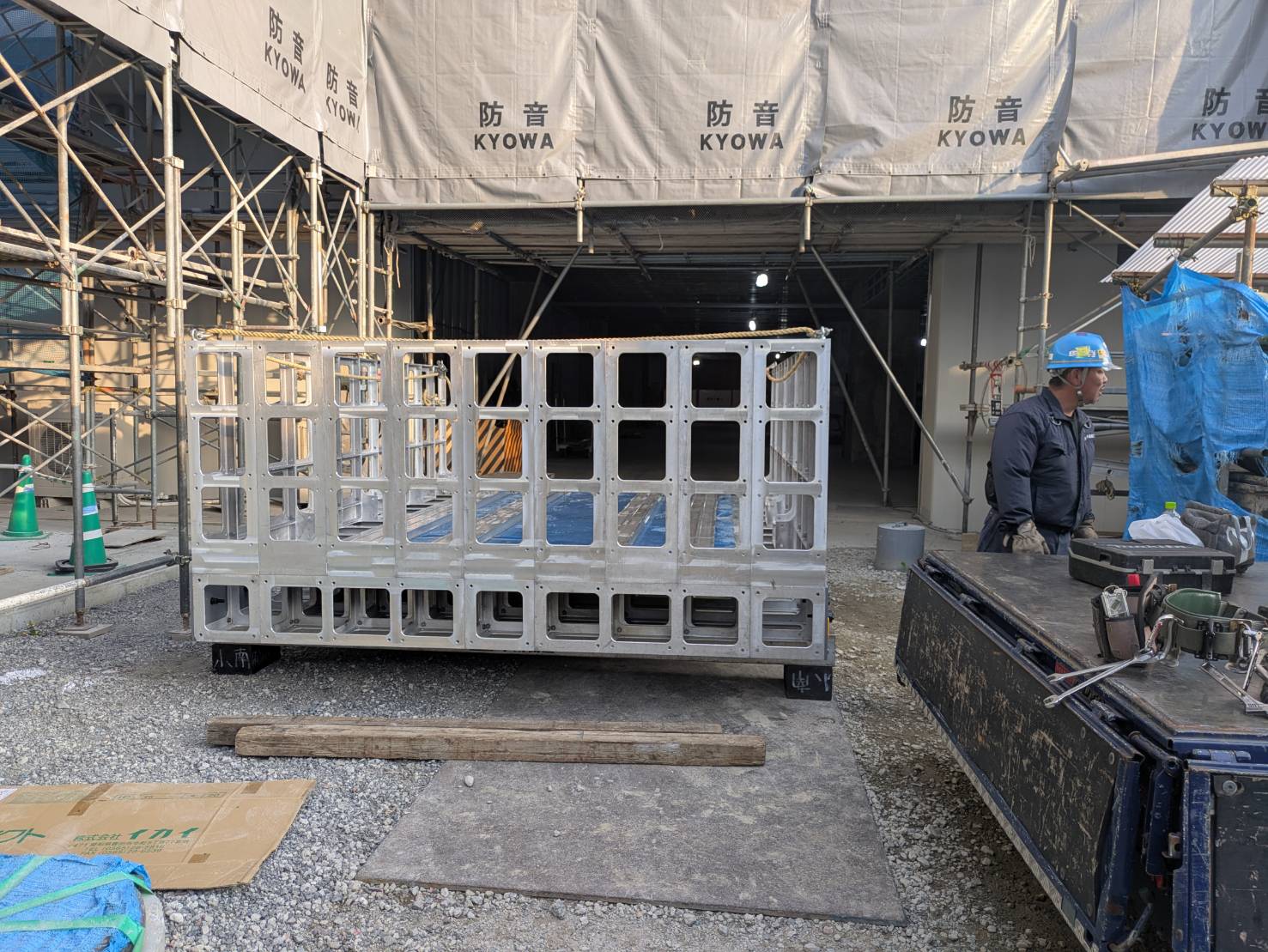 某病院新築工事　大特ストラクチャーによるゴンドラでキュービクル搬入工事