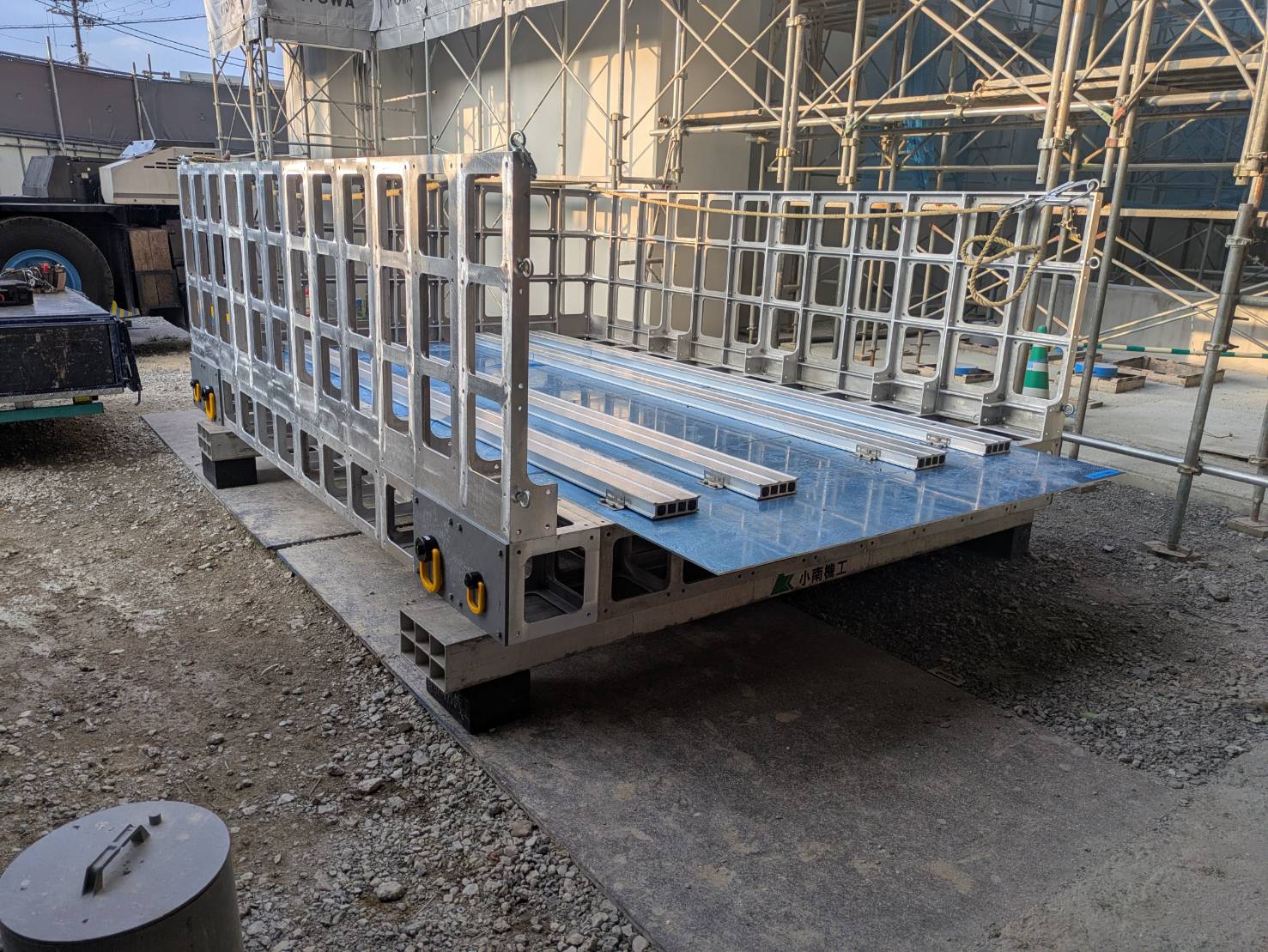 某病院新築工事　大特ストラクチャーによるゴンドラでキュービクル搬入工事