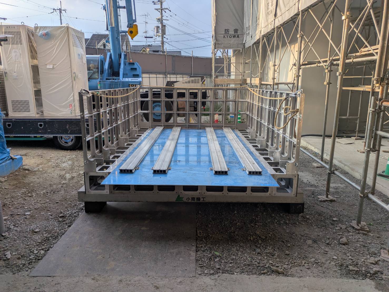某病院新築工事　大特ストラクチャーによるゴンドラでキュービクル搬入工事